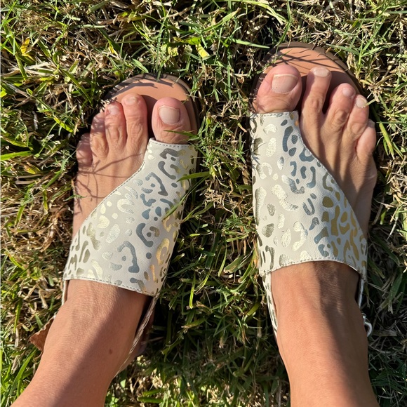 Vionic Ella sandals EUC gold/white animal  print - Picture 6 of 6